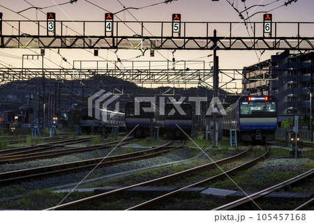 始発前の鉄道車両基地【E235系とE217系】神奈川県逗子市 105457168