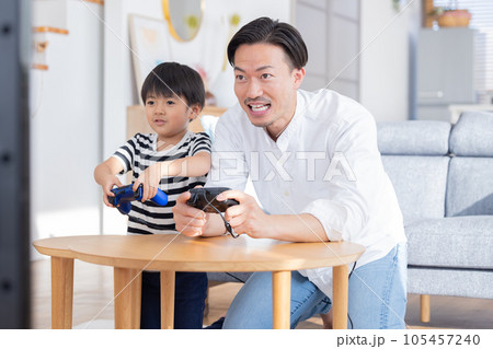 テレビゲームを楽しむ男の子とパパ 105457240