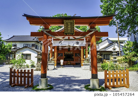 埼玉県　秩父今宮神社　鳥居と社殿 105457264