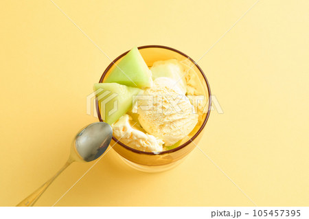 アイスクリームとメロン　ice cream 105457395