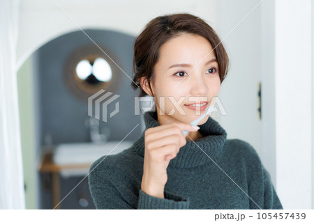 歯磨きをする女性の写真 105457439