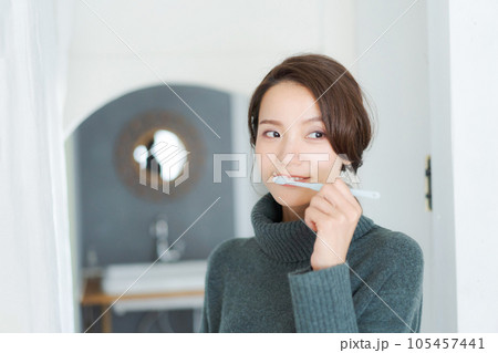 歯磨きをする女性の写真 105457441