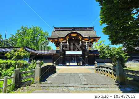 【富山県】快晴の勝興寺の唐門 105457615