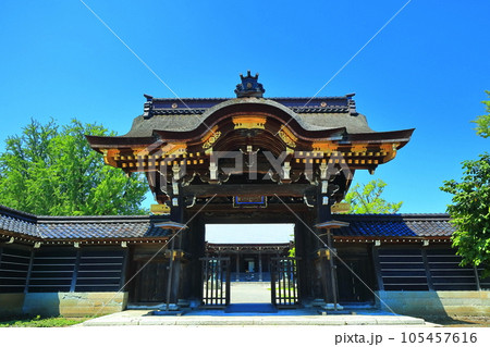 【富山県】快晴の勝興寺の唐門 105457616