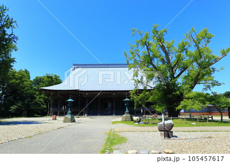 【富山県】快晴の勝興寺の巨大な本堂（国宝） 105457617