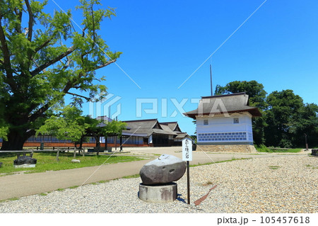 【富山県】快晴の勝興寺の天から降った石と宝蔵と大広間及び式台 【富山県】快晴の勝興寺の天から降った石と宝蔵と大広間及び式台 105457618