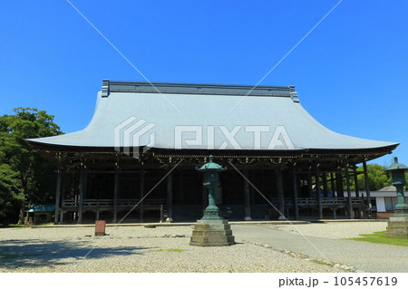 【富山県】快晴の勝興寺の巨大な本堂（国宝） 105457619