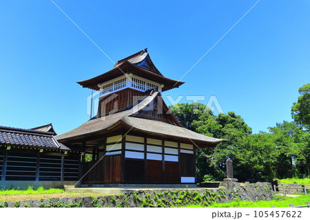 【富山県】快晴の勝興寺の鼓堂 105457622