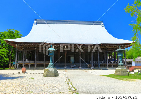 【富山県】快晴の勝興寺の巨大な本堂（国宝） 105457625