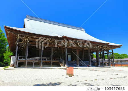 【富山県】快晴の勝興寺の巨大な本堂(国宝) 【富山県】快晴の勝興寺の巨大な本堂(国宝) 105457628