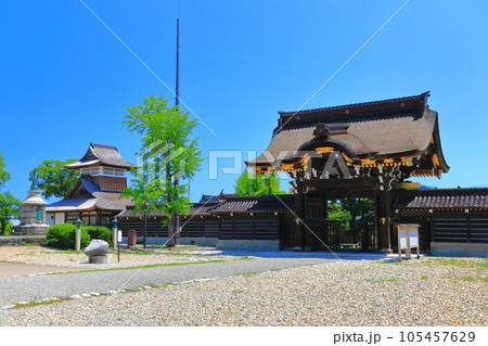 【富山県】快晴の勝興寺の唐門と鼓堂 105457629
