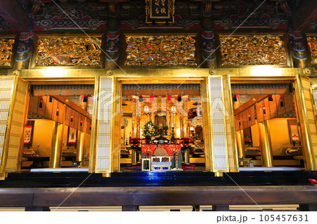 【富山県】快晴の勝興寺の巨大な本堂の内部 105457631