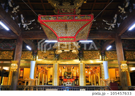 【富山県】快晴の勝興寺の巨大な本堂の内部 【富山県】快晴の勝興寺の巨大な本堂の内部 105457633