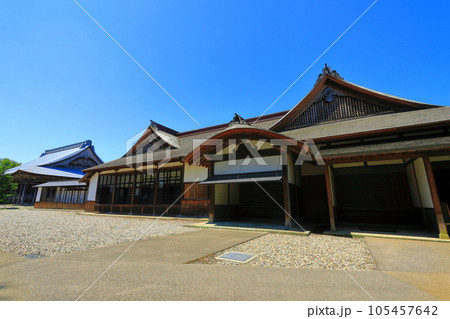 【富山県】快晴の勝興寺の大広間及び式台と本堂 【富山県】快晴の勝興寺の大広間及び式台と本堂 105457642