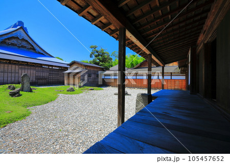 【富山県】快晴の勝興寺の大広間及び式台の内部 105457652