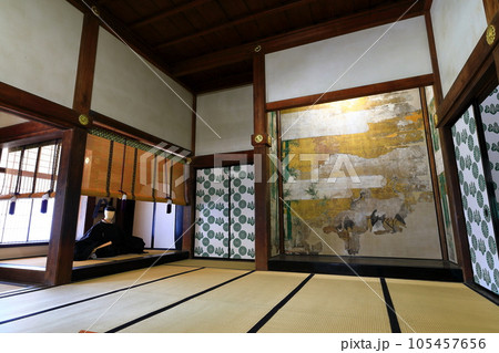 【富山県】快晴の勝興寺の大広間及び式台の内部 105457656