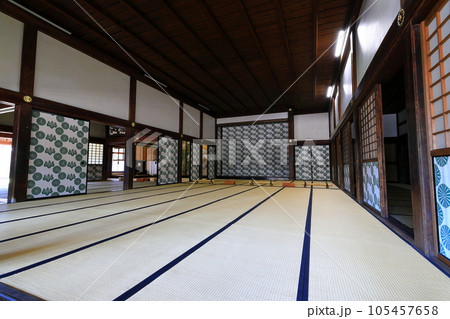【富山県】快晴の勝興寺の大広間及び式台の内部 【富山県】快晴の勝興寺の大広間及び式台の内部 105457658