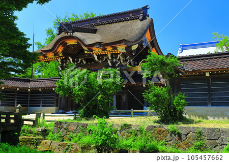【富山県】快晴の勝興寺の唐門 105457662
