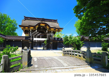 【富山県】快晴の勝興寺の唐門 【富山県】快晴の勝興寺の唐門 105457665