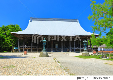 【富山県】快晴の勝興寺の巨大な本堂（国宝） 105457667