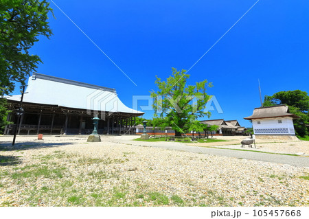 【富山県】快晴の勝興寺の巨大な本堂(国宝) 【富山県】快晴の勝興寺の巨大な本堂(国宝) 105457668