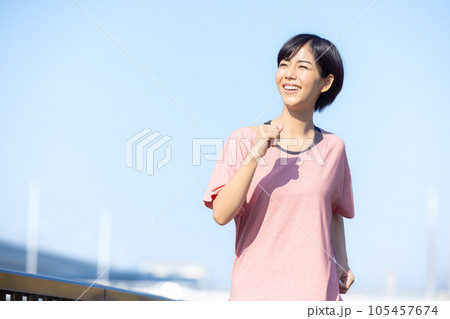 ランニングをする女性 105457674