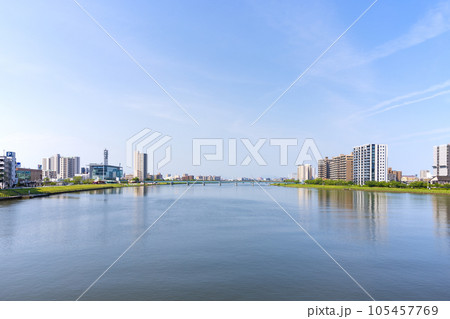 夏の新潟市の信濃川 夏の新潟市の信濃川 105457769