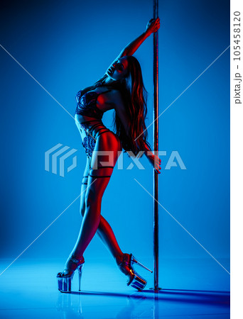 Woman pole dancing 105458120