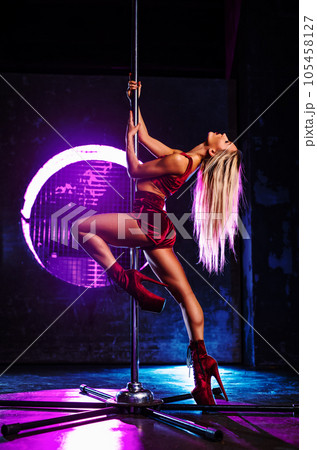 Pole dance woman Pole dance woman 105458127