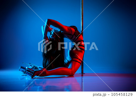 Woman pole dancing 105458129