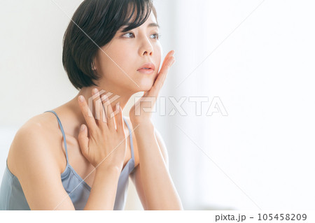 スキンケアをする若い女性 スキンケアをする若い女性 105458209