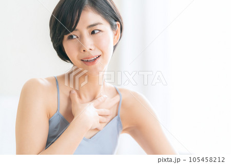 スキンケアをする若い女性 スキンケアをする若い女性 105458212