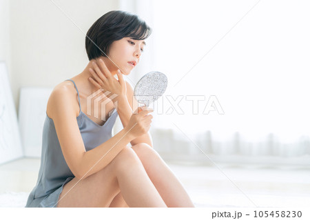 スキンケアをする若い女性 105458230