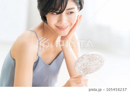 スキンケアをする若い女性 105458237