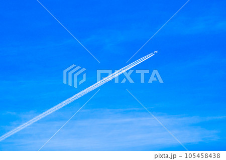 飛行機雲 青い空に描く旅客機の航跡　a-2 高彩度コントラスト 105458438