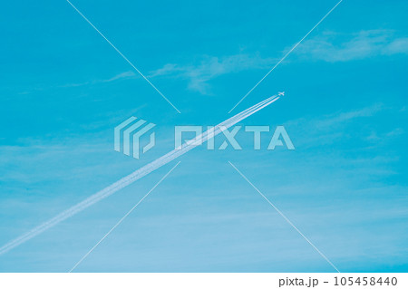 飛行機雲 青い空に描く旅客機の航跡　a-4 フィルム調 105458440