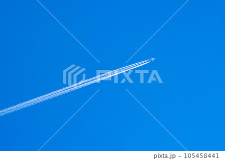 飛行機雲 青い空に描く旅客機の航跡　b-1 105458441