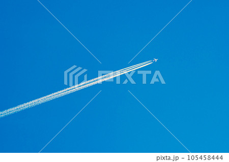 飛行機雲 青い空に描く旅客機の航跡　b-3 暖色加味 105458444