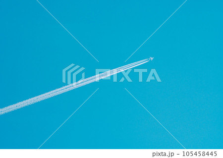 飛行機雲 青い空に描く旅客機の航跡　b-4 フィルム調 105458445