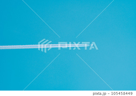 飛行機雲 青い空に描く旅客機の航跡　c-4 フィルム調 105458449