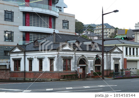 長崎べっ甲工芸館（旧長崎税関下り松派出所）の全景 105458544