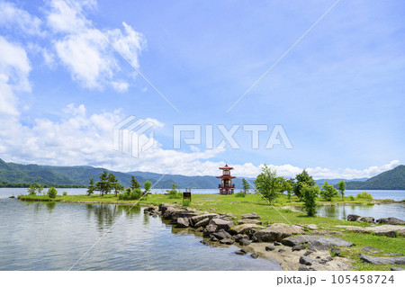 聖徳太子の像が祀られている洞爺湖 浮見堂 105458724