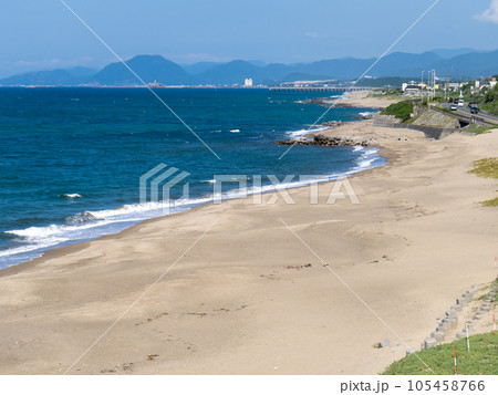 「因幡の白兎」の舞台とされる白兎海岸(鳥取県鳥取市)の砂浜と、夏(7月)の青い日本海の風景。 「因幡の白兎」の舞台とされる白兎海岸(鳥取県鳥取市)の砂浜と、夏(7月)の青い日本海の風景。 105458766
