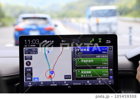 カーナビに道案内をしてもらって、家族で楽しい小旅行 105459308