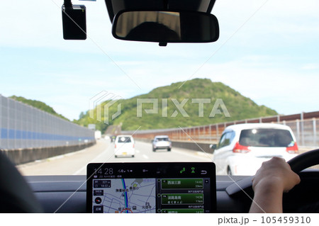 カーナビに道案内をしてもらって、家族で楽しい小旅行 105459310