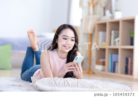 ライフスタイル スマホを見る若い女性 ライフスタイル スマホを見る若い女性 105459373