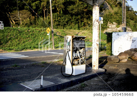 夕日を受ける廃墟のガソリンスタンド 給油機 105459668