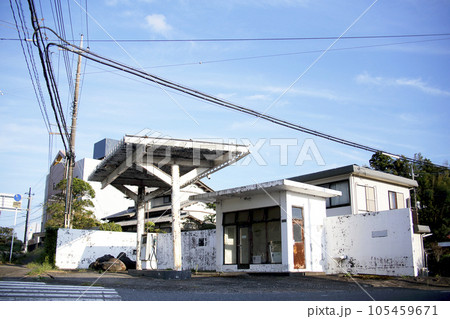 夕日を受ける廃墟のガソリンスタンド 夕日を受ける廃墟のガソリンスタンド 105459671