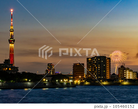 7月の東京葛飾を流れる中川とスカイツリーと花火と夜景 105460152