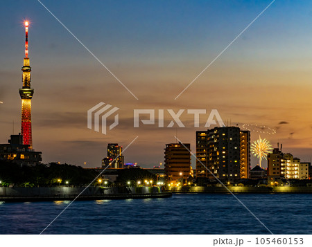 7月の東京葛飾を流れる中川とスカイツリーと花火と夜景 7月の東京葛飾を流れる中川とスカイツリーと花火と夜景 105460153